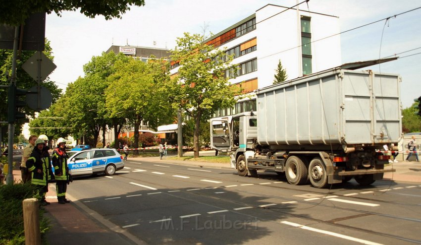 LKW riss Oberleitung ab Koeln Deutz Am Schnellert Siegburgerstr P020.JPG